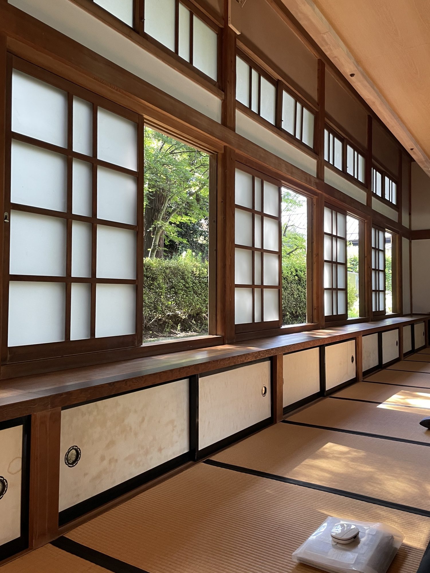 Blick aus einem japanischen Tempel in den Garten