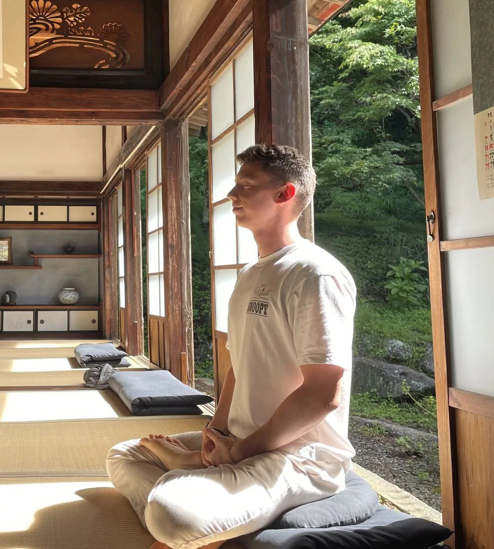 Tom Sommer beim Zazen in einem japanischen Tempel